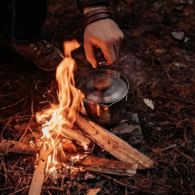 überleben Kessel Camp Kettle - Camping Cookware, Tea Kettle - 37fl oz Camping Pot for Boiling Water - Bushcraft Cooking Gear, Campfire Kettle w/Locking Lid & Steam Vents, Canvas Bag